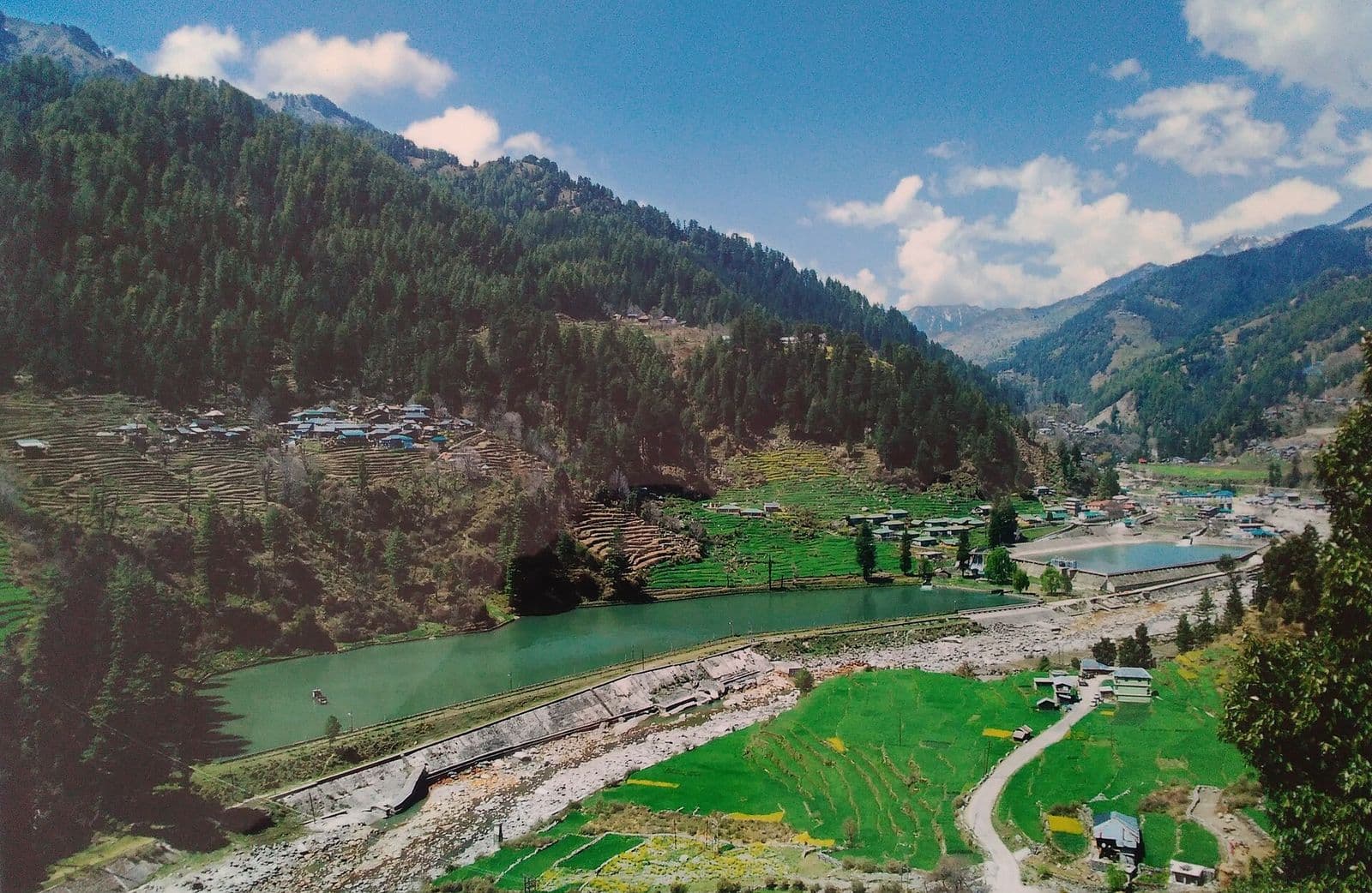 बीड़ और धर्मशाला के पास मंडी ज़िले की बरोट घाटी में ऊहल नदी और जंगल वाली ढलानें