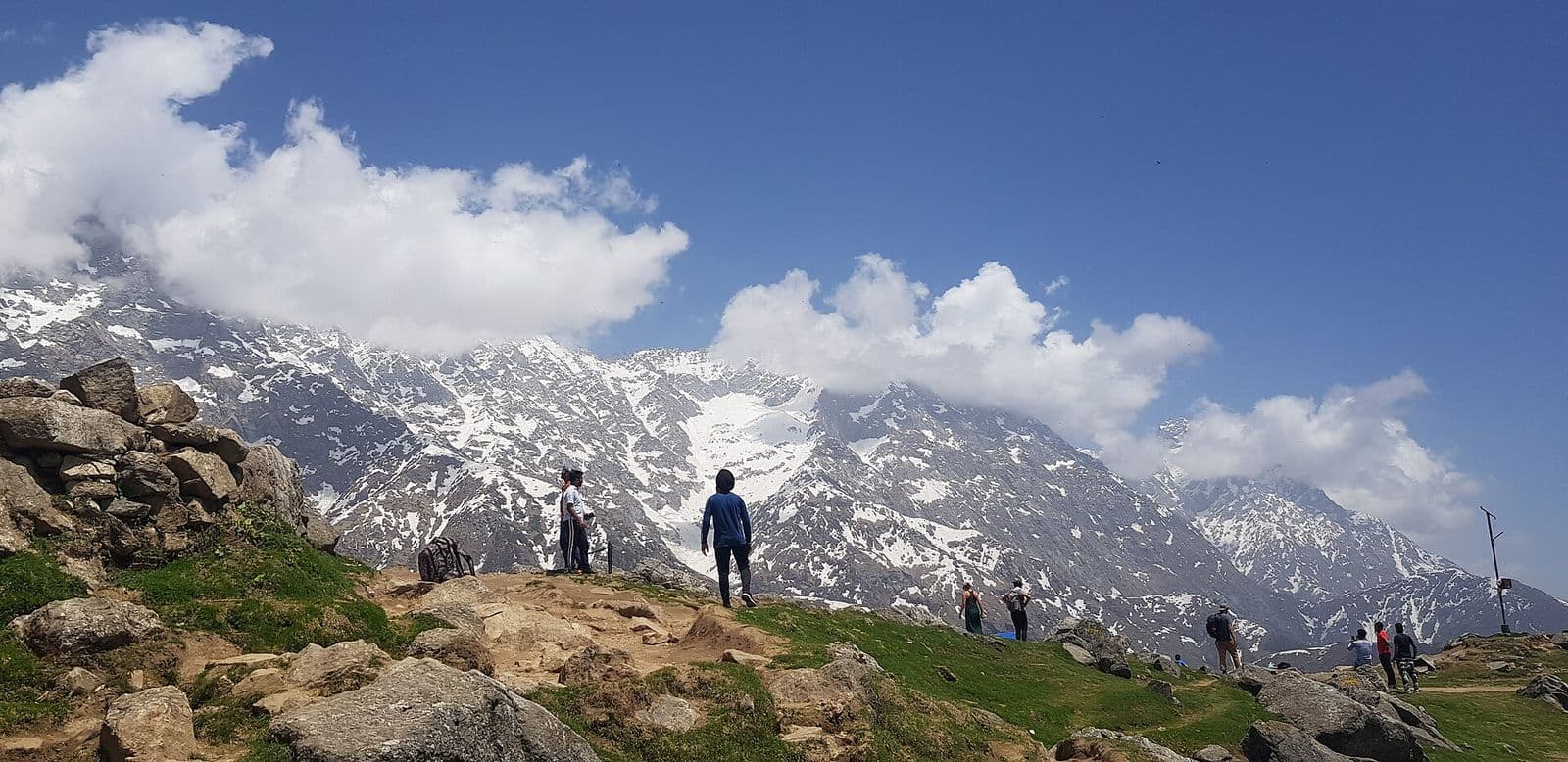 धौलाधार पहाड़ों के नज़ारे के साथ त्रिउंड की चोटी