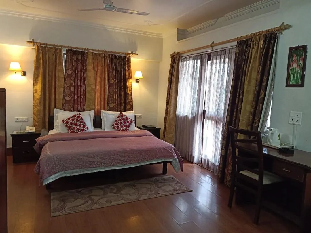 Double room with wooden floor and writing desk at Dragon I Resorts, Naddi
