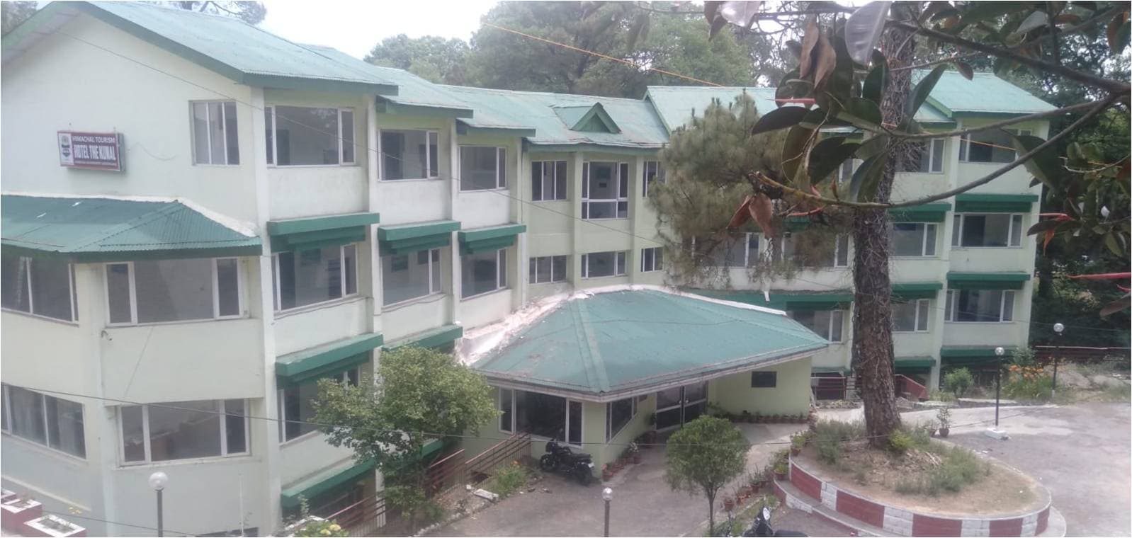Building and forecourt of HPTDC Hotel Kunal, Dharamshala