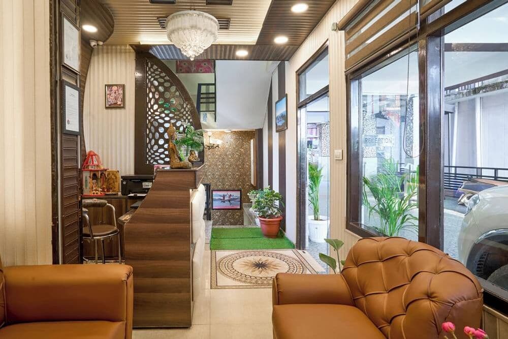 Reception and lounge at Treebo Roshan House