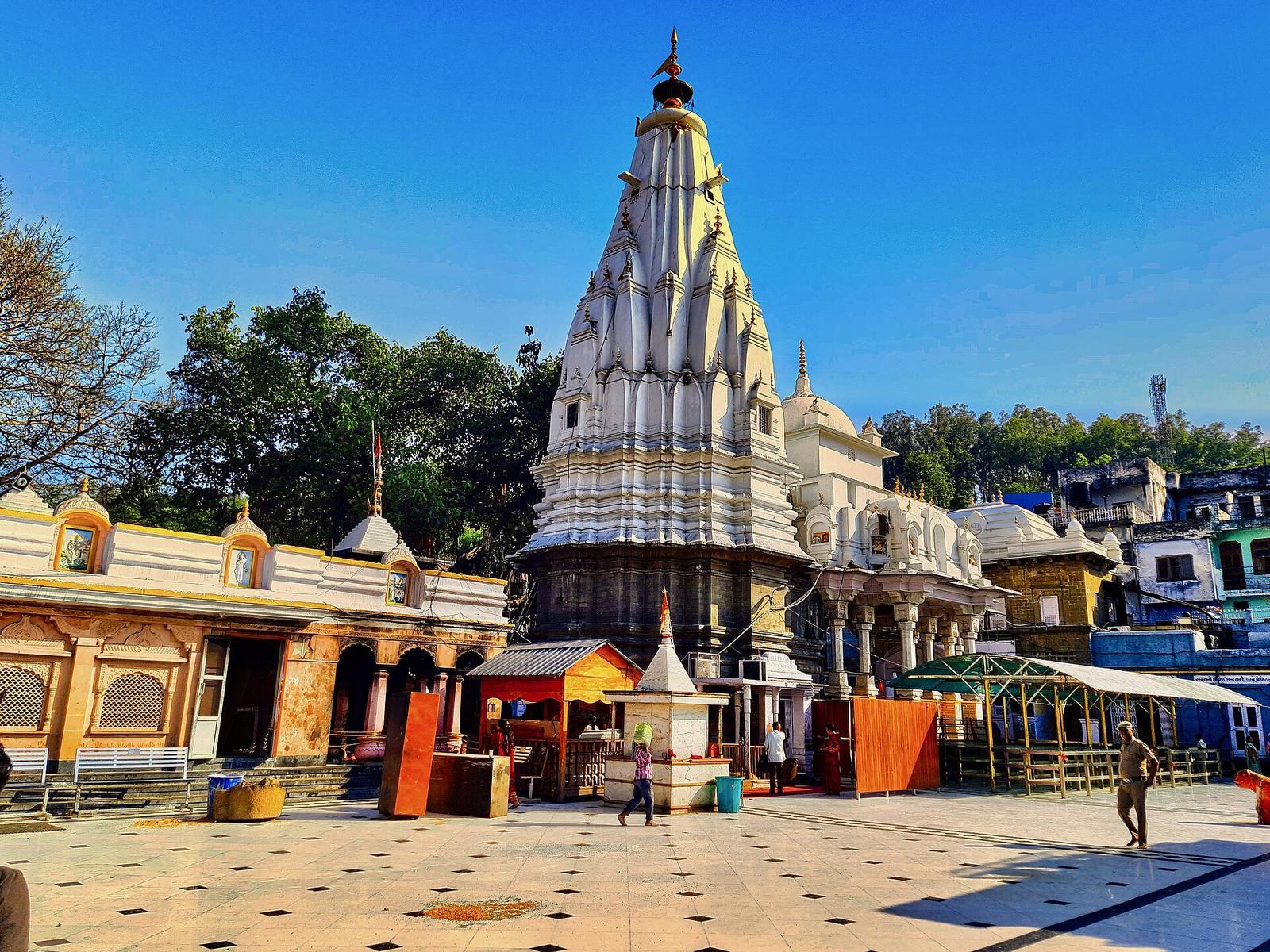 White shikhara and courtyard of the Brajeshwari (Bajreshwari) Devi temple in Kangra